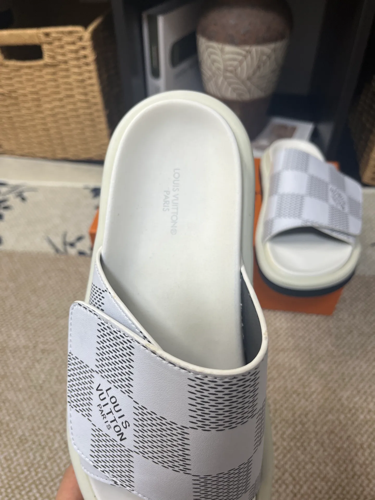 P340 [New Style] [LOUIS VUITTON] Louis Vuitton, LV printing, men's and women's slippers are now on the market, packed in drawer boxes with cloth bags and cards, the upper pattern looks very soft and waxy, and is a super versatile leg slimming tool. Fabric: imported denim/canvas/old fabric, LV hardware LOGO, official website pattern printing, comfortable to wear, feet: high-elastic PU water table. Sole: foam sole, heel height: about 5cm. Code number: 35-46, 35, 45, 46 are custom-made and non-returnable. Color: multiple colors and styles available.